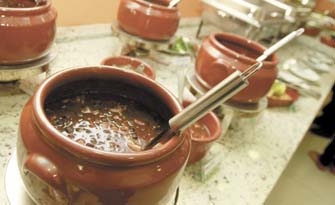 Na Caçarola Cozinha Regional são servidos pratos típicos da cozinha mineira